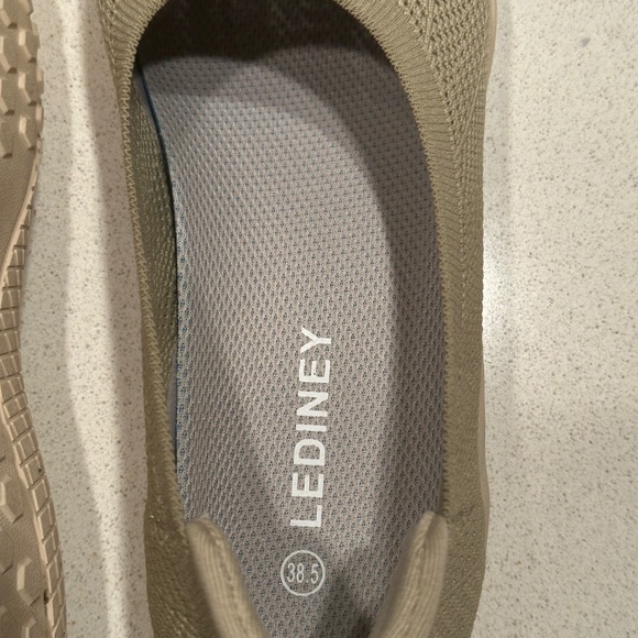 Shoes - Picture 4 of 7